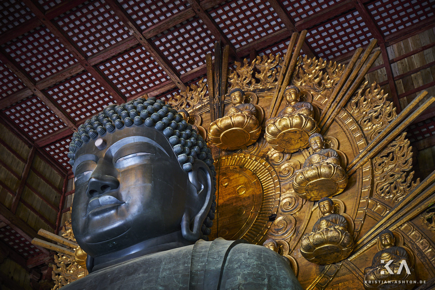 Todai-ji temple with the largest bronze Buddha statue in the world