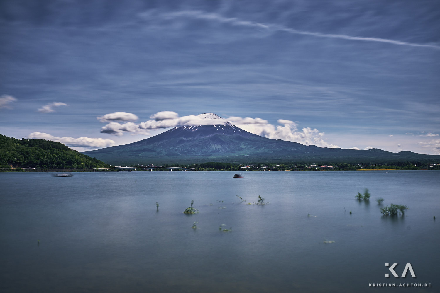 View over Lake Kawaguchiko of the beautiful Fujisan (Mt. Fuji)